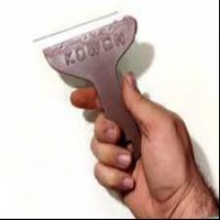 کارگر جمع کننده کود کبوتر در تهران