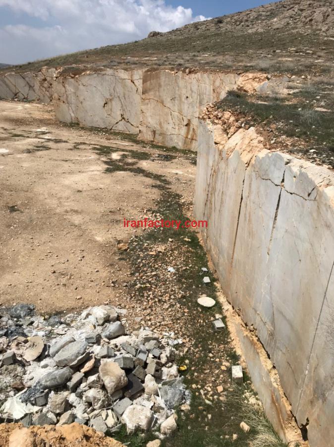 معدن سنگ مرمریت نسکافه ای با رگه طلایی مشابه محکام یا امپرادو لایت اسپانیا1