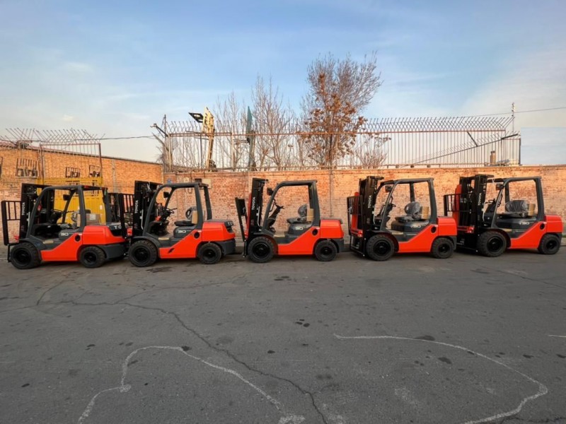 لیفتراک ۳ تن برند تویوتا سری ۸ اف مدل ۲۰۲۲ صفر1