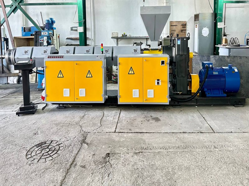 طراحی و ساخت انواع اکسترودر دو پیچ کونیکال0