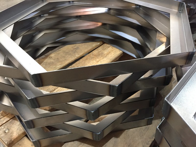 خدمات برش لیزر-طراحی و ساخت انواع تابلو برق های خاص و بدنه دستگاه0