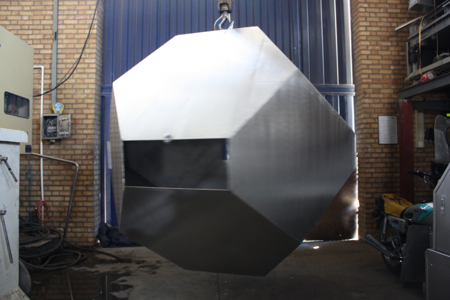 تولید انواع مخازن و ماشین آلات صنایع غذایی و دارویی و شیمیایی2