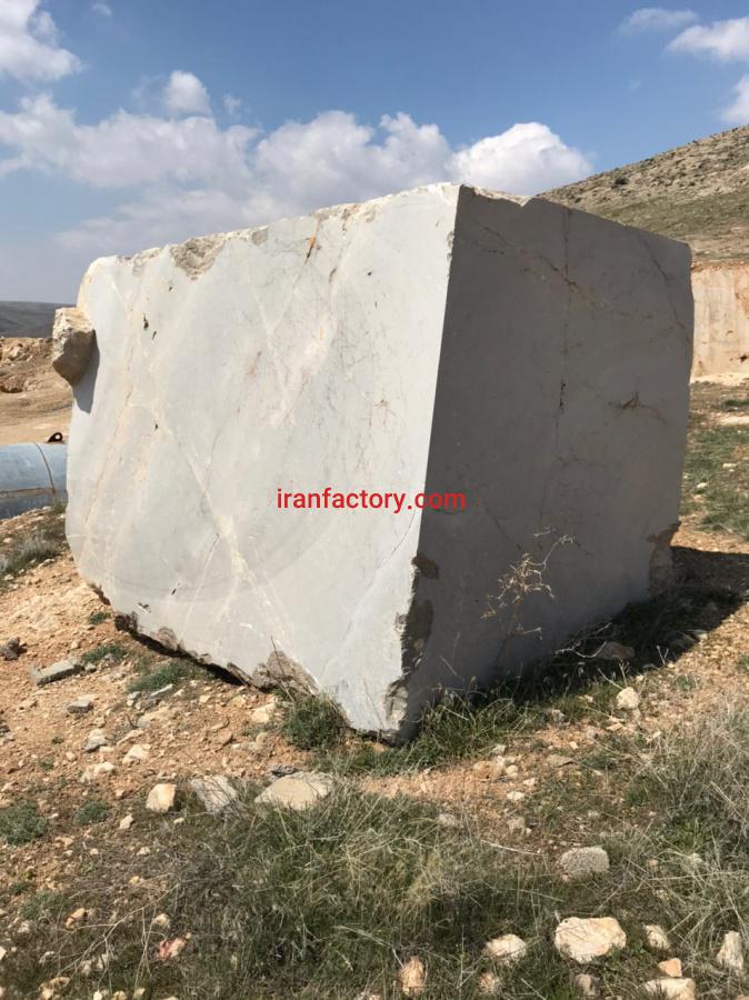 معدن سنگ مرمریت نسکافه ای با رگه طلایی مشابه محکام یا امپرادو لایت اسپانیا3