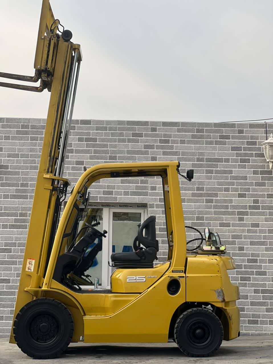 لیفتراک تویوتا 2.5 تن مدل 2015  دوگانه سوز