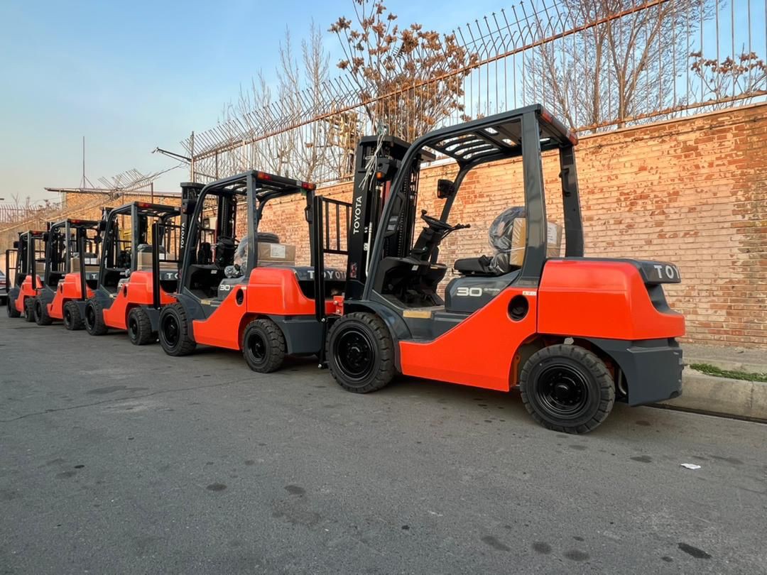 لیفتراک ۳ تن برند تویوتا سری ۸ اف مدل ۲۰۲۲ صفر