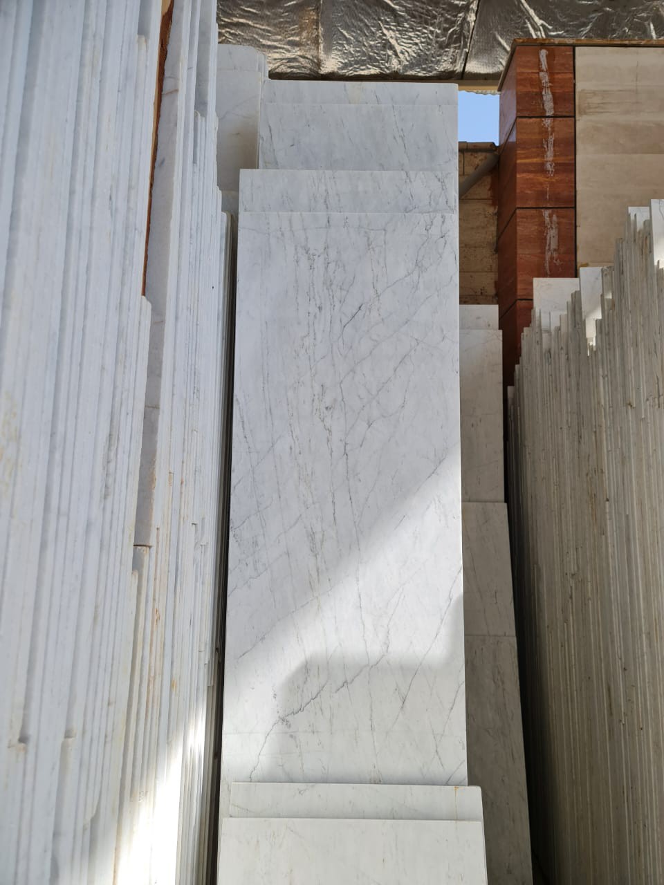 مرکز فروش سنگ چینی الیگودرز