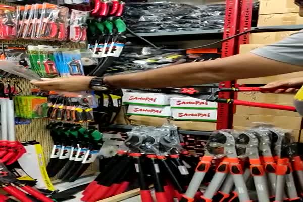 قیچی شمشاد زن