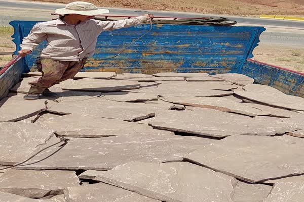 فروش سنگ لاشه در حال بارگیری سنگ ورقه ای مستقیم از معدن